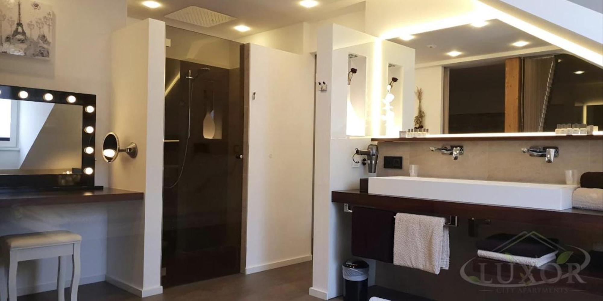 Luxor City Apartments เลียนซ์ ภายนอก รูปภาพ